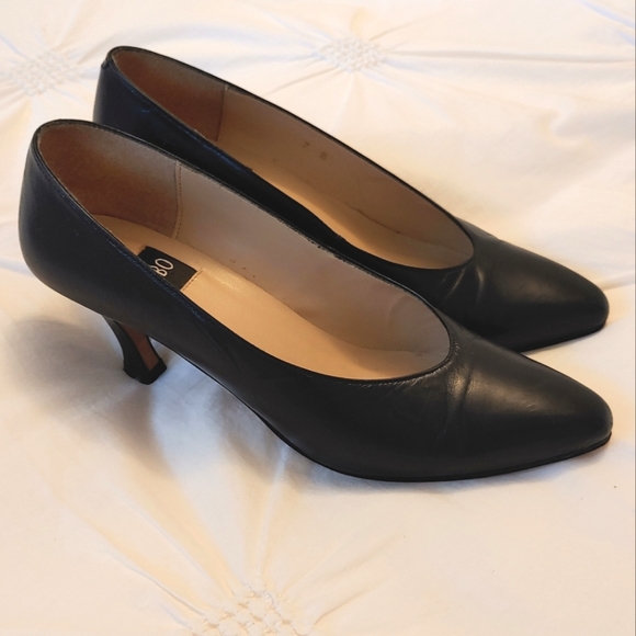 Pegabo vintage navy blue kitten heel closed toe leather pumps. Size 7b - Picture 1 of 11